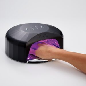 Nieuwe CND visible light lamp met visible light on en hand